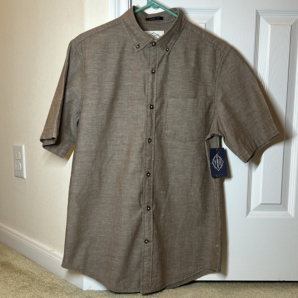 (NWT) St. John’s Bay men’s Casual Buttoned Down Shirt. Size Small Classic Fit.